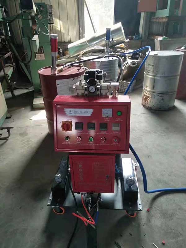 聚氨酯噴涂設(shè)備JNJX-III(D)型(圖2) 聚氨酯噴涂設(shè)備JNJX-III(D)型水箱保溫噴涂