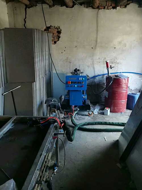 河南聚氨酯噴涂機(jī)養(yǎng)殖業(yè)保溫板發(fā)泡案例(圖1) 河南聚氨酯噴涂機(jī)養(yǎng)殖業(yè)保溫板發(fā)泡案例