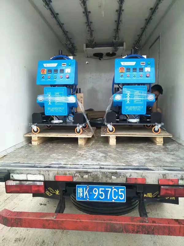 進口聚氨酯發(fā)泡機(圖1) 進口聚氨酯發(fā)泡機2600