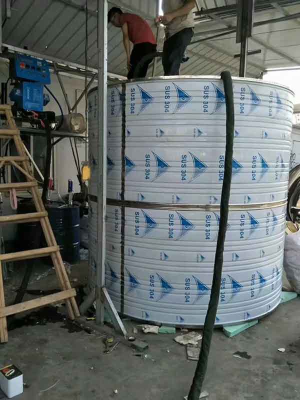 養(yǎng)殖水箱聚氨酯保溫噴涂(圖1) 養(yǎng)殖水箱聚氨酯保溫噴涂