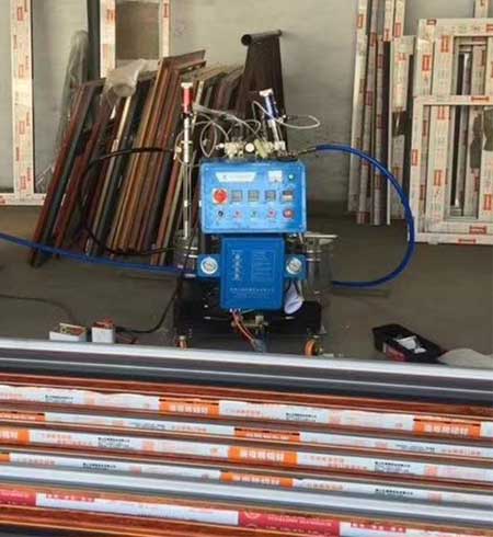 斷橋鋁填充泡沫怎么做進(jìn)去的(圖2) Q2600D斷橋鋁填充泡沫發(fā)泡設(shè)備