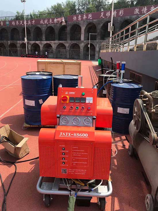 聚脲怎么施工?聚脲詳細(xì)的施工流程是什么?(圖1) 體育看臺聚脲施工案例