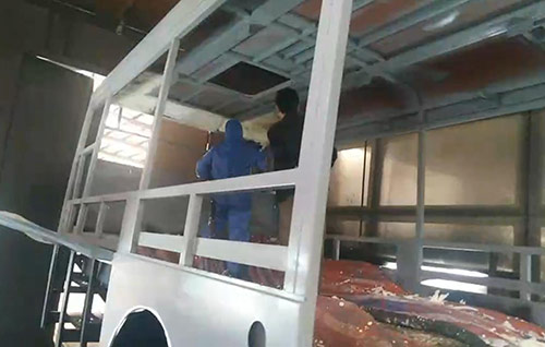 聚氨酯車輛內(nèi)飾頂棚噴涂發(fā)泡保溫(圖2) 聚氨酯車輛內(nèi)飾頂棚噴涂發(fā)泡保溫