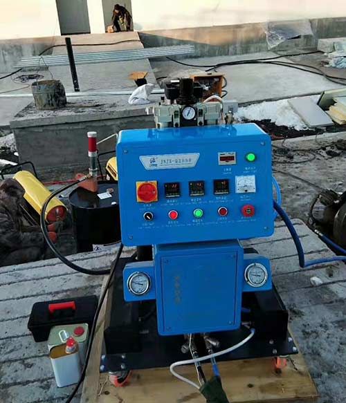 黑白組合料聚氨酯噴涂機(jī)(圖1) Q2600黑白組合料聚氨酯噴涂機(jī)