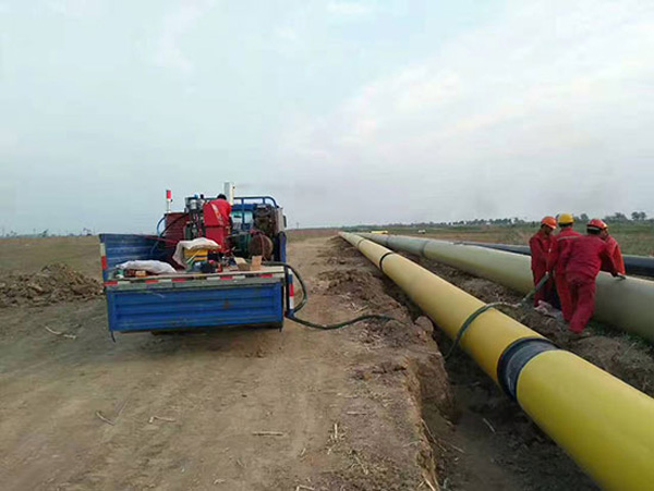 聚氨酯現(xiàn)場(chǎng)發(fā)泡(圖2) 聚氨酯現(xiàn)場(chǎng)發(fā)泡管道補(bǔ)口保溫